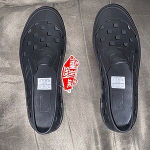 Van slip on trek size 7 mens black. NEW!